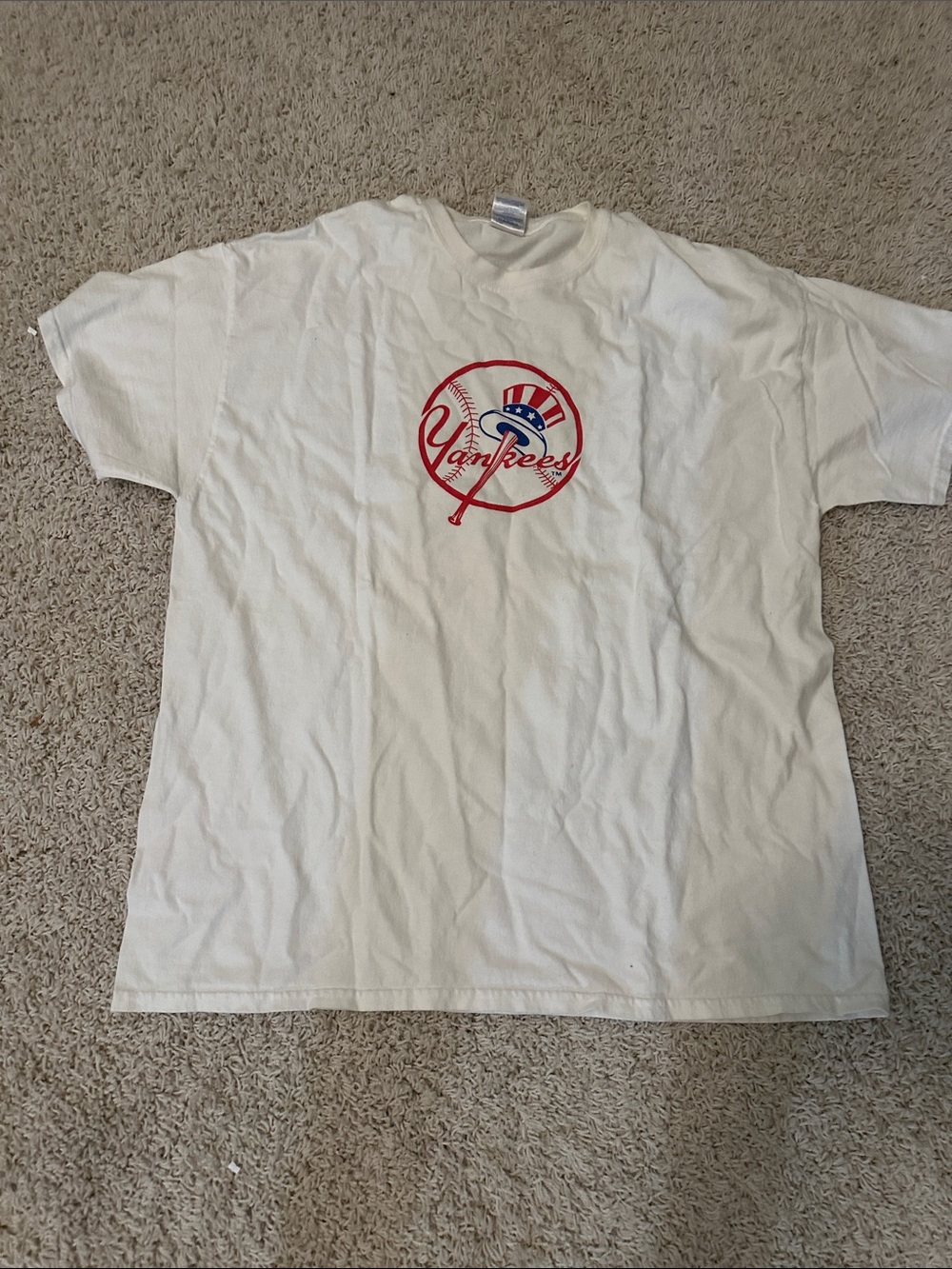 Gildan White Yankees Graphic Short Sleeve Tee with Red & Blue Logo
